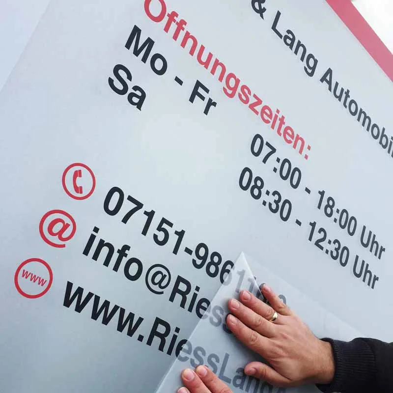 Folienbeschriftung für Schaufenster und Fahrzeuge